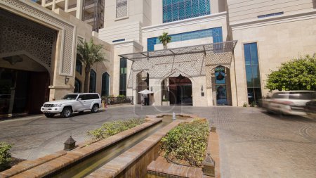 Foto de Entrada al edificio del lujoso hotel de 5 estrellas en Ajman timelapse ubicado cerca de las aguas turquesas del Golfo Arábigo, Emiratos Árabes Unidos
. - Imagen libre de derechos