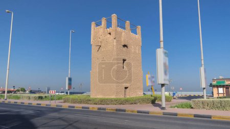 Foto de Torre de vigilancia de Ajman timelapse hiperlapso con el cielo azul y el tráfico en una carretera. Emiratos Árabes Unidos - Imagen libre de derechos