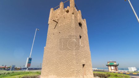 Foto de Torre de vigilancia de Ajman timelapse hiperlapso con el cielo azul y farolas en un fondo. Emiratos Árabes Unidos - Imagen libre de derechos