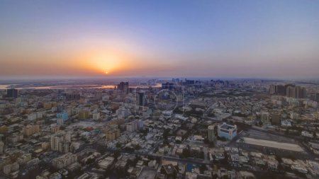 Sonnenaufgang mit Stadtpanorama von Ajman aus der Luft. Ajman ist die Hauptstadt des Emirats Ajman in den Vereinigten Arabischen Emiraten.