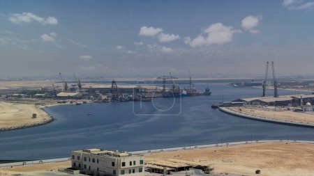 Stadtbild Küste von Ajman mit einem Schiff im Hafen auf einem künstlichen Fluss von einem Dach am Tag Zeitraffer. Ajman ist die Hauptstadt des Emirats Ajman in den Vereinigten Arabischen Emiraten.