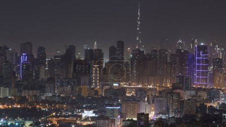 Téléchargez les photos : Panorama de Sharjah et Dubaï depuis Ajman rooftop night timelapse, avec de nombreux gratte-ciel en arrière-plan, Émirats arabes unis - en image libre de droit