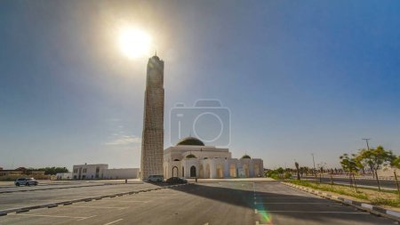 Téléchargez les photos : Mosquée blanche à Ajman timelapse hyperlapse avec soleil, Émirats arabes unis - en image libre de droit