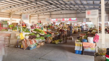 Foto de Mercado de frutas en el emirato de Ajman timelapse con las personas que venden frutas y verduras. Emiratos Árabes Unidos - Imagen libre de derechos
