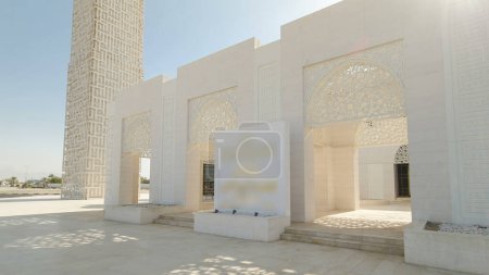 Foto de Entrada a la mezquita blanca en Ajman timelapse hiperlapso con destellos de sol, Emiratos Árabes Unidos - Imagen libre de derechos