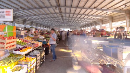 Téléchargez les photos : Marché aux fruits dans l'émirat d'Ajman timelapse avec les gens qui vendent des fruits et légumes. Émirats arabes unis - en image libre de droit