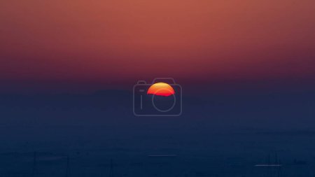 Schöner Sonnenaufgang in einsamer Wüste und Berg im Hintergrund Zeitraffer, Ajman, VAE Nahaufnahme mit rotem Himmel