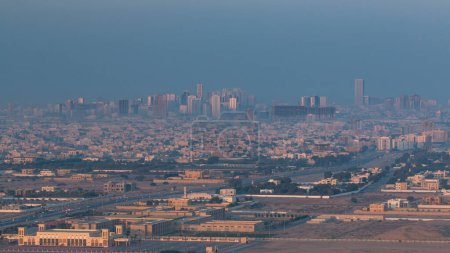 Téléchargez les photos : Paysage urbain d'Ajman depuis le toit tôt le matin. immeuble de grande hauteur sur un fond pendant le lever du soleil aux Émirats arabes unis. - en image libre de droit