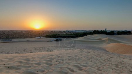 Foto de Timelapse paisaje desierto extremo con puesta de sol naranja, hermoso fondo arenoso con luz solar caliente, desierto, belleza de la naturaleza, Emiratos Árabes Unidos, Ajman - Imagen libre de derechos