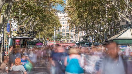 Téléchargez les photos : La Rambla Revelry : Timelapse de la rue emblématique de Barcelone en Espagne. Des milliers de personnes se promènent chaque jour dans ce havre piétonnier animé, créant une atmosphère vibrante et bondée - en image libre de droit