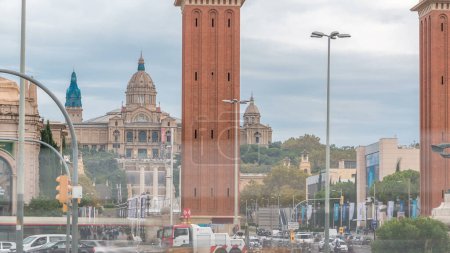 Foto de Vista del paisaje urbano de la Placa d 'Espanya o plaza de España, con las torres venecianas y el timelapse del Museo Nacional de Arte. Tráfico en la rotonda del círculo - Imagen libre de derechos