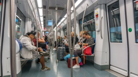 Téléchargez les photos : Tempo du transport urbain : Timelapse Inside a Modern Subway Car as Commuters Travel by Metro. Ebb dynamique et flux de passagers embarquant et débarquant dans leurs voyages au cœur de la mobilité urbaine - en image libre de droit