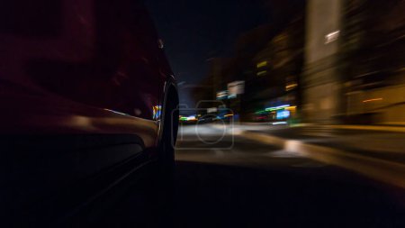 Drivelapse von Side of Car bewegt sich auf einer Nacht-Autobahn Zeitraffer Hyperlapse, Straße mit Lichtern reflektiert auf Auto auf hoher Geschwindigkeit. Schneller Rhythmus einer modernen Stadt. Unscharfe Bewegung