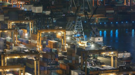 Téléchargez les photos : Hong Kong Container Terminal la nuit timelapse aérienne - Kwai Tsing Container Terminals est l'un des ports les plus achalandés au monde. Chargement et déchargement des porte-conteneurs - en image libre de droit