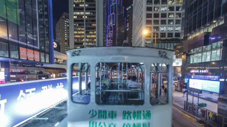 Téléchargez les photos : Vue depuis le tramway à deux étages sur la rue de HK timelapse hyperlapse drivelapse. Hong Kong Tramways est un système de tramway à Hong Kong, étant l'une des premières formes de transport public dans la métropole - en image libre de droit