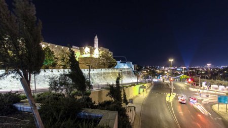 Foto de Tráfico en la calle Jaffa y Torre de David en la noche hiperlapso timelapse. Vista aérea desde puente con pared iluminada. Jerusalén, Israel - Imagen libre de derechos