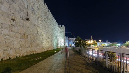 Foto de Murallas de la Ciudad Antigua en la noche hiperlapso timelapse, Jerusalén, Israel. Caminando a lo largo de la calle con iluminación nocturna - Imagen libre de derechos