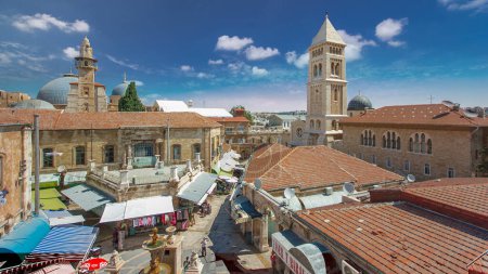 Téléchargez les photos : Vue aérienne de la vieille ville timelapse. Jérusalem, Israël. Vieille ville de Jérusalem d'en haut. Marché, fontaine et rues. Ciel bleu - en image libre de droit