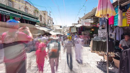 Foto de El colorido zoco en la antigua ciudad de Jerusalén Israel timelapse hiperlapso cerca de la Puerta de Damasco. Una multitud de personas pasando por aquí en este makret - Imagen libre de derechos