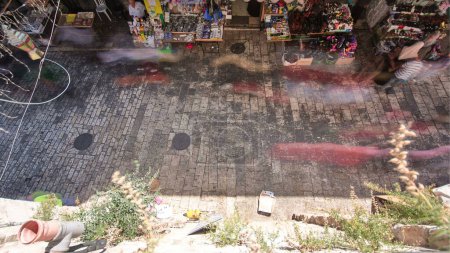 Foto de El colorido zoco en la antigua ciudad de Jerusalén Israel timelapse aéreo. Multitud de personas que pasan por esta vista del mercado desde arriba - Imagen libre de derechos