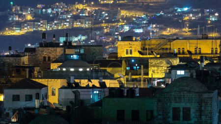 Téléchargez les photos : Skyline de la vieille ville de Jérusalem avec des bâtiments historiques illuminés timelapse de nuit aérienne du toit autrichien Hospice, Israël. Moyen-Orient - en image libre de droit