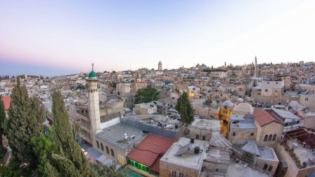 Téléchargez les photos : Panorama aérien de la vieille ville de Jérusalem avec des bâtiments historiques transition aérienne du jour à la nuit timelapse après le coucher du soleil, Israël. Moyen-Orient - en image libre de droit