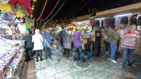Foto de El colorido zoco en la antigua ciudad de Jerusalén Israel timelapse noche. Multitud de personas que pasan por este mercado - Imagen libre de derechos