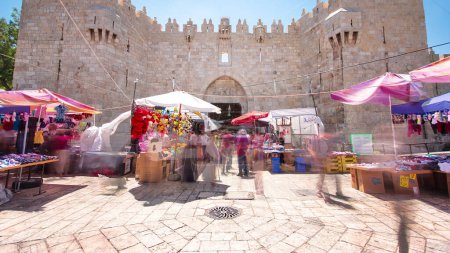 Téléchargez les photos : Entrée de la Porte de Damas ou de la Porte de Sichem hyperlapsus timelapse, l'une des portes de la vieille ville de Jérusalem, Israël. Foule de personnes près de l'entrée - en image libre de droit