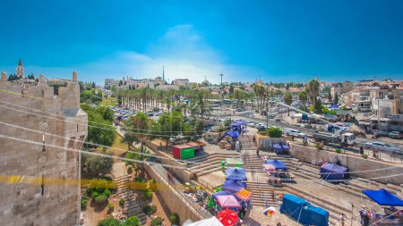 Téléchargez les photos : Vue aérienne depuis la porte de Damas ou la porte de Sichem timelapse, l'une des portes de la vieille ville de Jérusalem, Israël. Trafic sur une route près de la gare routière - en image libre de droit