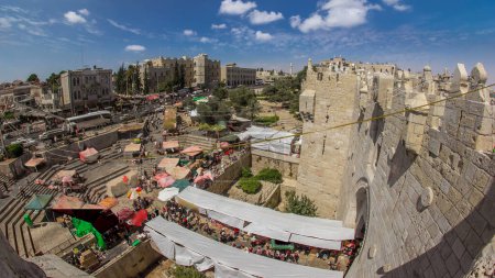 Téléchargez les photos : Vue panoramique aérienne depuis la porte de Damas ou la porte de Sichem timelapse, l'une des portes de la vieille ville de Jérusalem, Israël. Foule de personnes dans les escaliers près de l'entrée - en image libre de droit