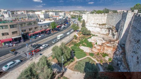 Téléchargez les photos : Vue aérienne depuis la porte de Damas ou la porte de Sichem timelapse, l'une des portes de la vieille ville de Jérusalem, Israël. Marcher les gens et la circulation sur la route près du mur - en image libre de droit