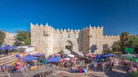 Foto de Puerta de Damasco o Puerta de Siquem hiperlapso timelapse, una de las puertas de la Ciudad Vieja de Jerusalén, Israel. Multitud de personas cerca de la entrada - Imagen libre de derechos