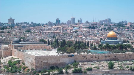 Téléchargez les photos : Vue panoramique sur Jérusalem intemporelle avec le Dôme du Rocher depuis le Mont des Oliviers. Ciel bleu au jour d'été - en image libre de droit