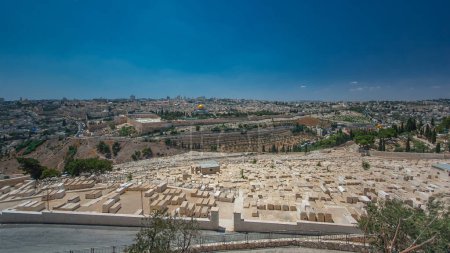 Téléchargez les photos : Vue panoramique sur Jérusalem intemporelle avec le Dôme du Rocher depuis le Mont des Oliviers. Ancien cimetière juif. Ciel bleu au jour d'été - en image libre de droit