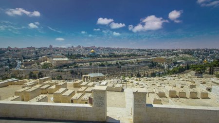 Téléchargez les photos : Vue panoramique sur Jérusalem hyperlapsus intemporel avec le Dôme du Rocher du Mont des Oliviers près de l'ancien cimetière juif. Ciel bleu au jour d'été - en image libre de droit
