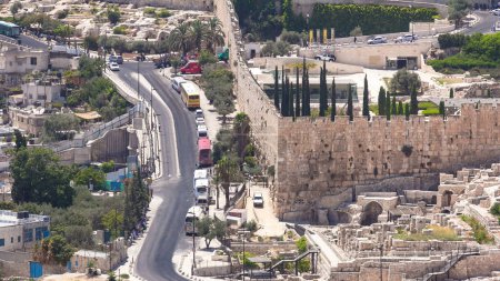 Téléchargez les photos : Vue rapprochée de Jérusalem près d'al-aqsa timelapse avec la circulation sur la route du mont des Oliviers. Vue de dessus le jour d'été - en image libre de droit