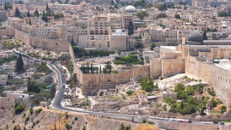 Téléchargez les photos : Vue panoramique sur Jérusalem près d'al-aqsa timelapse avec la circulation sur la route du mont des Oliviers. Vue de dessus le jour d'été - en image libre de droit