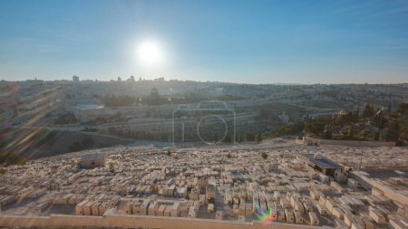 Téléchargez les photos : Vue panoramique de Jérusalem sur la ville au coucher du soleil timelapse avec le Dôme du Rocher du Mont des Oliviers. Le plus grand cimetière juif du monde sur les pentes du fond - en image libre de droit
