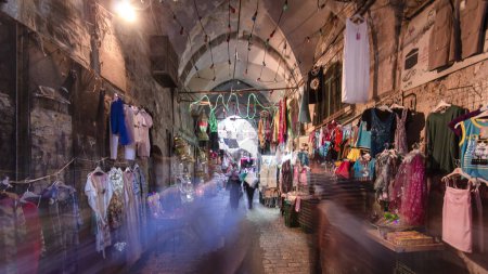 Téléchargez les photos : Le souk coloré avec des vêtements dans la vieille ville de Jérusalem Israël intemporel hyperlapsus. Des foules de passants sur ce marché - en image libre de droit