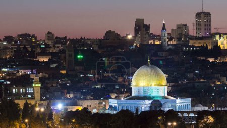 Téléchargez les photos : Soirée dans la vieille ville, Mont du Temple avec Dôme du Rocher nuit timelapse vue aérienne du Mt des Oliviers à Jérusalem - en image libre de droit