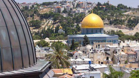 Téléchargez les photos : Panorama surplombant la vieille ville de Jérusalem timelapse avec tour sur une colline, Israël, y compris le Dôme du Rocher. Vue de dessus au soleil - en image libre de droit