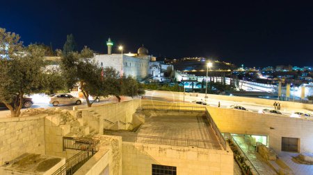 Foto de Jerusalén por la noche hiperlapso timelapse con la Mezquita de Al-Aqsa y el Monte de los Olivos. Vista aérea cerca de la pared occidental iluminada - Imagen libre de derechos