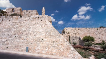Foto de Torre de David timelapse hiperlapso y muro de la Ciudad Vieja en Jerusalén, Israel. Tráfico en una carretera. Cielo azul - Imagen libre de derechos