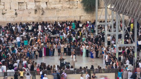 Foto de Judíos religiosos atardecer servicio de oración en Jerusalén en el Muro Occidental, Israel timelapse. Vista aérea desde la parte superior durante el shabbat. Gente cantando y bailando en círculo - Imagen libre de derechos