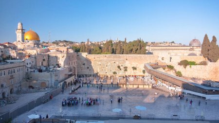 Téléchargez les photos : Le Mont du Temple à Jérusalem, y compris le Mur occidental et le Dôme doré du Rocher pendant le coucher du soleil timelapse. Ombre couvrant le mur. Beaucoup de gens au shabbat - en image libre de droit