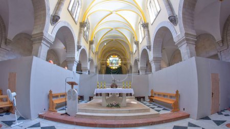 Téléchargez les photos : Eglise de la Nativité intérieur avec autel et icônes dans le hall avec de nombreux bancs à Bethléem timelapse hyperlapse. Vue panoramique - en image libre de droit