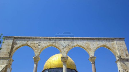 Foto de Cúpula de la Roca hiperlapso timelapse, un sitio sagrado musulmán en la cima del Monte del Templo en Jerusalén, Israel. Arcos con columnas con escaleras en el patio interior - Imagen libre de derechos