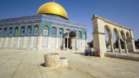 Téléchargez les photos : Dôme du Rocher timelapse, un site sacré musulman au sommet du Mont du Temple à Jérusalem, Israël. Personnes entrant dans la mosquée - en image libre de droit