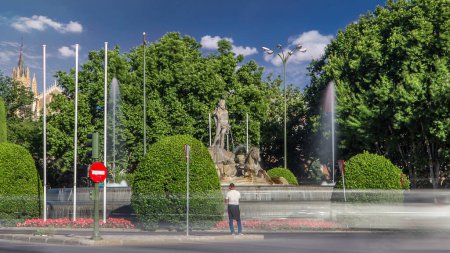 Téléchargez les photos : Fontaine de Neptune (Fuente de Neptuno) hyperlapse timelapse, un monument néoclassique conçu en 1777 au centre de la place Canovas del Castillo à Madrid, Espagne. - en image libre de droit