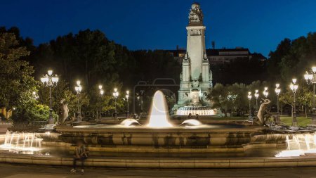 Téléchargez les photos : Cervantes monument nuit timelapse sur la place d'Espagne (Plaza de Espana) avec fontaine à Madrid en été en Espagne. Madrid est une destination touristique populaire d'Europe. - en image libre de droit